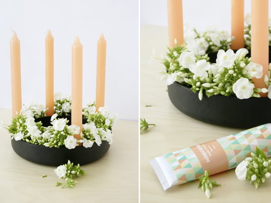Auch im Frühling macht sich der Gloria Kerzenhalter von Muuto gut: Bloggerin Kea vom Interior-Blog hello Mrs Eve arrangiert pfirsichfarbene Kerzen mit frischen Schnittblumen.