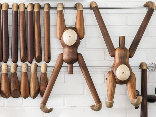 Der Kay Bojesen Holz-Affe wird bei der Herstellung auf die Qualität von Teakholz und Limbaholz kontrolliert. Obwohl bei der Produktion auf ein einheitliches Erscheinungsbild geachtet wird, sind kleine Flecken und Streifen keine Seltenheit und lassen so jedes mal ein Unikat entstehen.