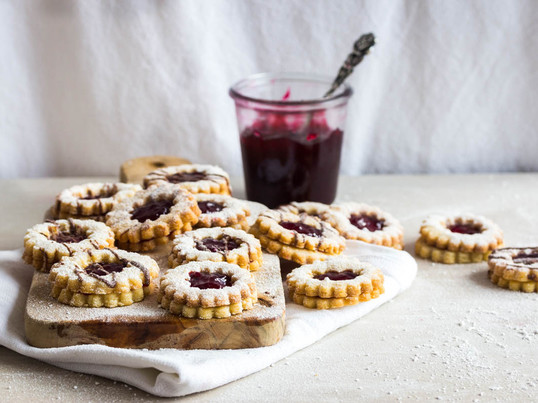 Mhmm... Bloggerin Ineke vom Blog "Das Leben ist süss" hat für Connox in der Küche gestanden und leckere Weihnachtsplätzchen gezaubert. Den Beitrag dazu findet Ihr auf unserem Blog.