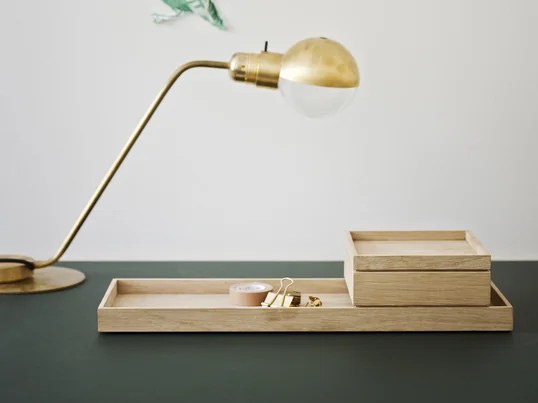 Skagerak hat gemeinsam mit dem Designertrio VE2 die Nomad Serie gestaltet. Die Nomad Aufbewahrungsbox mit Deckel aus Eichenholz ist eine flexible und mobile kleine Kiste für verschiedene Bereiche im Haushalt.