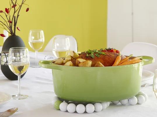 Ein Untersetzer gehört genauso zum Tafelgedeck, wie Teller, Gläser und Messer. Untersetzer schützen Tischplatten und Tischdecken vor der Hitze frischgekochter Speisen in Töpfen und Schüsseln. Aber in ausgefallenen Farben oder Materialien ist ein Topfuntersetzer auch eine dekorative Bereicherung für die Küche.