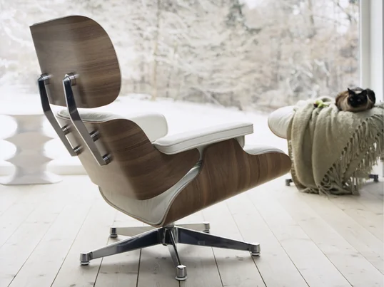 Ungewöhnlich und gerade deshalb besonders: Den Lounge Chair von Vitra, entworfen von Charles und Ray Eames, gibt es auch in Weiss umgeben von einer Sitzschale aus Nussbaum-Holz - ein edler Clubsessel, der Ihrem winterlichen Wohnzimmer Helligkeit und Gemütlichkeit verleiht.