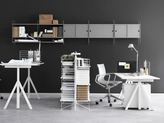 String bietet mit seiner Works Kollektion höhenverstellbare Schreibtische, modulare Regalsysteme und andere Büromöbel, die im Home-Office eine kreative, produktive Arbeitsatmosphäre schaffen.