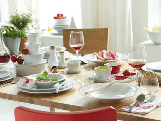 Die Kahla Update Geschirr Serie der Designerin Barbara Schmidt reicht vom Teller, zur Tasse bis hin zur passenden Etagere, die sich perfekt miteinander kombinieren und erweitern lassen.