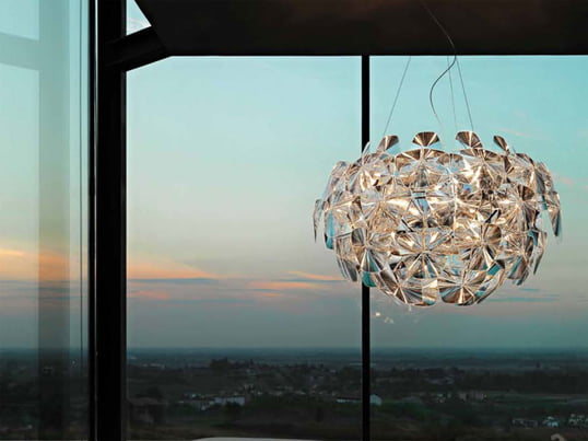 Der Leuchten-Hersteller Luceplan ist bekannt für extravagante und futuristische Design-Leuchten. Hope ist imposant und erinnert entfernt an die Formen eines Raumschiffes - die perfekte Design-Pendelleuchte für Fans des Futuristic Living.