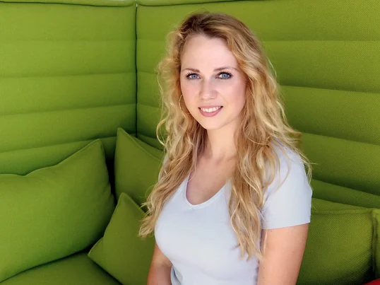 Eva arbeitet im Marketing bei Connox, ein Online-Shop für Wohndesign. Sie kümmert sich um die Stammkunden, ist für die Newsletter zuständig und erstellt den Katalog.