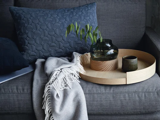 Bei der Objects Kollektion von Fritz Hansen dreht sich alles um einfache, geradlinige, jedoch feminine Wohnaccessoires, die alle in exquisiter Handwerkskunst und Qualität geschaffen werden.