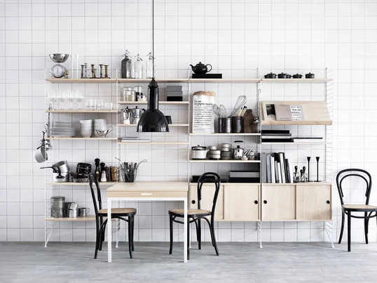 Das Regal-System von String in Weiss und aus Holz passt in jede Küche. Es ist flexibel erweiterbar und passt sich Ihrem Interieur an. Die Schränke sorgen für optische Ordnung.