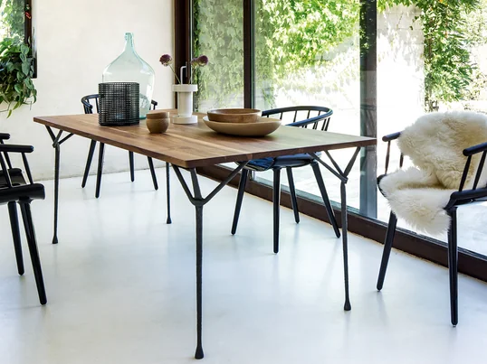 Der Officina Esstisch von Magis hat genau die richtige Grösse für das Ess- oder Wohnzimmer. Accessoires wie Vasen und Schalen vervollständigen das heimelige Bild des Tisches.