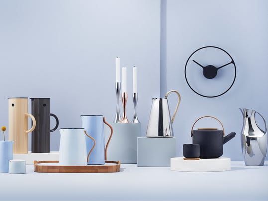 Vom Hersteller Stelton gibt es Kannen mit verschiedenen Formen, Farben und Funktionen. Die Emma-Serie, die Theo Kollektion oder die bekannten EM 77 Kannen dürfen dabei nicht fehlen.