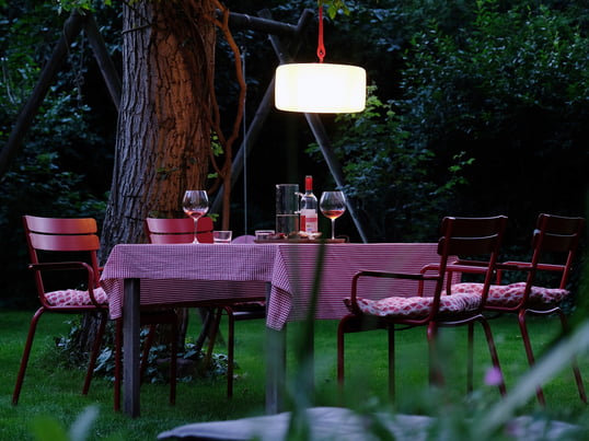 Die Thierry le Swinger Akku-Leuchte eignet sich ideal für die Beleuchtung des Gartentisches im Garten. Mit einem Seil lässt sich die Lampe einfach an einen Baum hängen.