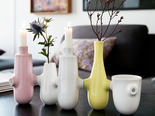 Die Fiducia Vasen und Kerzenständer von Kähler Design können durch Magneten individuell aneinandergereiht werden. So entsteht ein witziges Dekoobjekt, was sich zudem gut als Geschenk eignet.