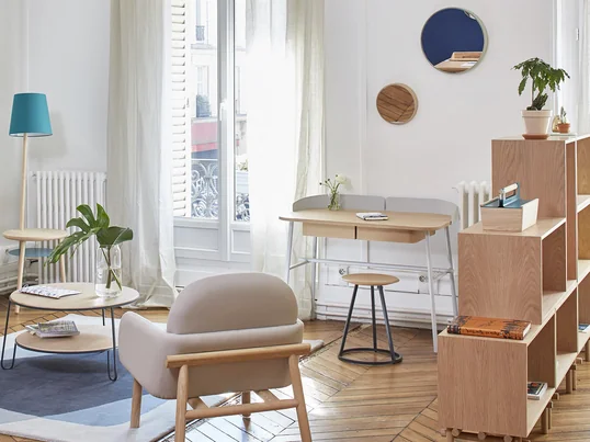 Der platzsparende Schreibtisch Victor von Hartô integriert sich wunderbar in den Wohnbereich. Ob als Ablagefläche oder Arbeitstisch - Victor ist multifunktional und sorgt für ein helles, natürliches Ambiente.