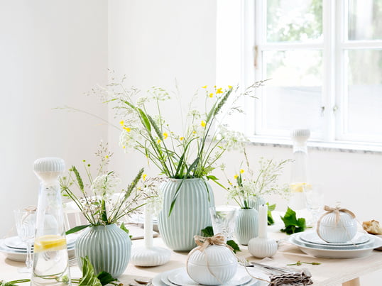 Die Hammershøi Vase von Kähler Design ist in verschiedenen Grössen erhältlich. In einem dezenten Mint fügen sich die Vasen als frühlingshafte Deko auf den Tisch.
