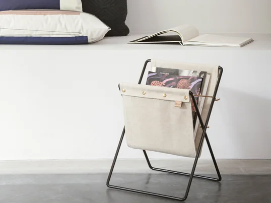 Der Herman Magazinhalter von ferm Living bewahrt Ihre Zeitschriften und Zeitungen elegant auf. Der Zeitungsständer in Vintage-Optik wird aus Baumwolle gefertigt.