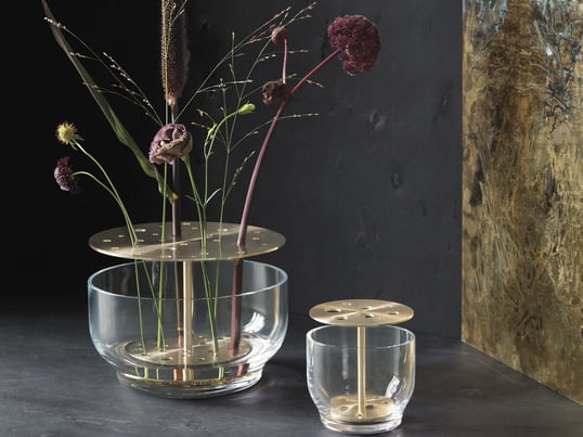 Die Ikebana Vase von Fritz Hansen präsentiert Blumen und Pflanzen vom Stiel bis zur Blüte auf edle Weise. Mit der Lochplatte aus Messing werden einzelne Blumen stilvoll in Szene gesetzt.
