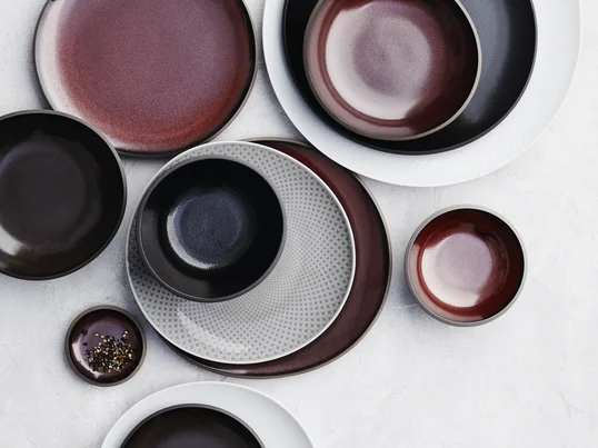 Junto Geschirr aus Steinzeug von Rosenthal: An den Rändern erscheint die Glasur einfarbig und seidig matt, während sie je nach Formgebung des Geschirrs jedes Mal anders verläuft. S