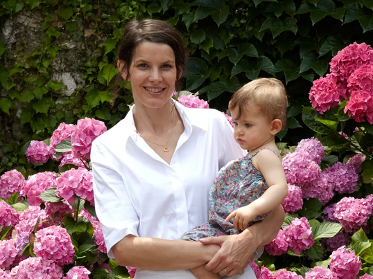 Die Designerin Gesa Hansen nimmt uns mit in ihr Landhaus aus dem 19. Jahrhundert in Courances (Frankreich), in dem sie Designstücke verschiedener Epochen miteinander kombiniert.