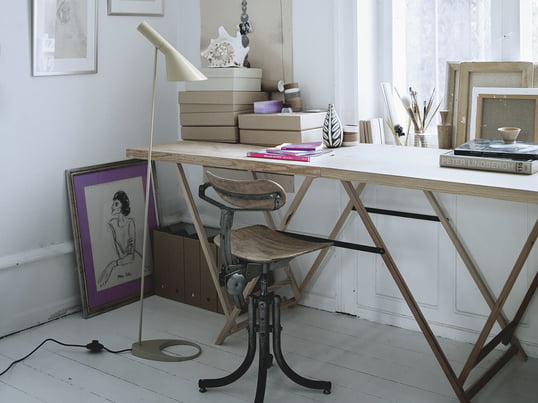 Der Leuchtenfuß mit der charakteristischen Öffnung betont die Eleganz und Schwerelosigkeit des Designs. Daher zählt die AJ Stehleuchte zu den modernen Klassikern des 20er-Jahre-Designs.