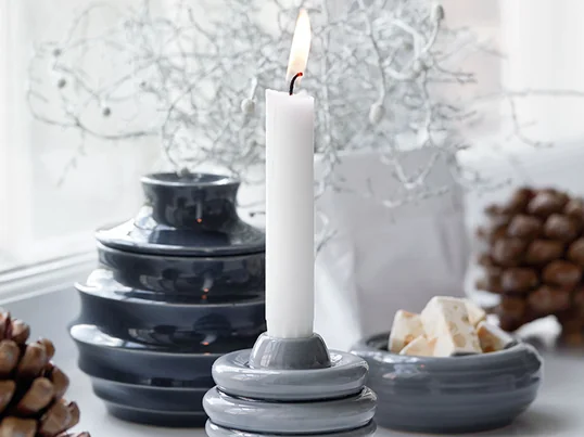 Cono Kerzenhalter von Kähler Design in der Ambienteansicht. Geeignet sind die Kerzenhalter für handelsübliche Stabkerzen. Sie verbreiten zusammen mit den Kerzenhaltern aus Keramik eine gemütliche Atmosphäre im Raum und erleuchten das Ambiente auf sanfte Art und Weise.