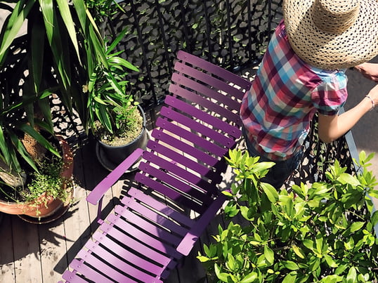 Geniessen Sie mit dem Bistro Liegestuhl von Fermob die Sonne auf Balkon oder Terrasse. Aus Stahl gefertigt, trotzt die robuste, verstellbare Gartenliege der UV-Strahlung.