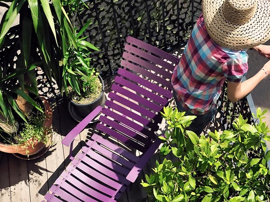 Geniessen Sie mit dem Bistro Liegestuhl von Fermob die Sonne auf Balkon oder Terrasse. Aus Stahl gefertigt, trotzt die robuste, verstellbare Gartenliege der UV-Strahlung.