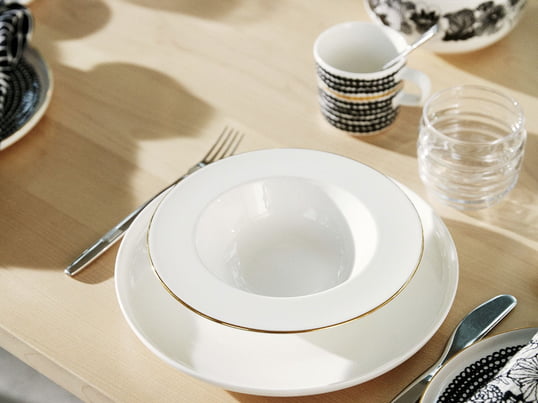 Marimekko zelebriert das 10-jährige Jubiläum von seiner Geschirrserie Oiva mit einer Limited Edition. Der tiefe Teller und die Tasse der Serie kommen mit einem dezenten Goldrand daher, der schnell zum Blickfang wird.