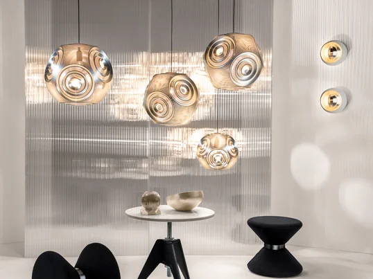 Die originellen Curve Pendelleuchten von Tom Dixon spenden durch ihre Form und Fertigung sanftes Licht, das jedem Raum eine behagliche Stimmung verleiht.