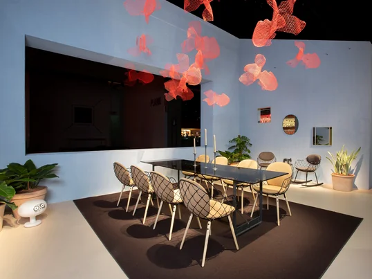 Magis - Mailänder Möbelmesse - Esszimmer - Esstisch - Stühle - Kerzen