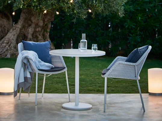 Der Stuhl besteht aus einem Vierbeingestell aus pulverbeschichtetem Stahl. Die Sitzschale wird aus einzigartiger Cane-line-Faser aus Polyethylen handgeflochten.