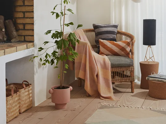 Das Confect Samtkissen und das Takara Kissen von OYOY in der Ambienteansicht. Mit den verschiedenen Kissen von OYOY kann man es sich gemütlich machen.