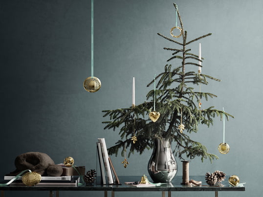 Die palladiumplattierten oder vergoldeten Collectibles von Georg Jensen gehören zu der diesjährigen Weihnachtskollektion, die von Helena Rohner entworfen wurde. Sie können dekorativ am Weihnachtsbaum aufgehängt werden oder das Fenster schmücken.