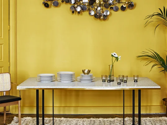 Terrazzo Esstisch von red edition in der Ambienteansicht. Der Tisch besitzt grosszügige Masse mit den Abmessungen 90 x 190 cm, sodass 8-10 Personen bequem Platz nehmen können. So steht einem gemeinsamen Dinner-Abend mit Freunden und der Familie nichts mehr im Wege.