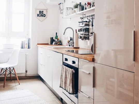 Kleine Küche - Kates Hygge Home - Eames Chair