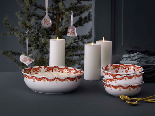 Das Geschirr, zu dem ein Becher, Schalen in verschiedenen Grössen und ein Teller gehören, besteht aus Porzellan und die Motive werden per Hand appliziert. Das Weihnachtsgeschirr von Bjørn Wiinblad ist NICHT spülmaschinenfest.