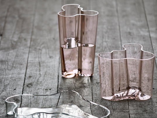 Die Savoy Vase bildet mit ihren charakteristischen Formen den Grundpfeiler der Alvar Aalto Kollektion und ist in den verschiedensten Farben und Grössen erhältlich.