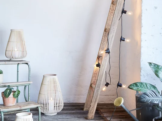 Mit Lichterketten und Windlichtern ein stimmungsvolles und gemütliches Licht auf dem Balkon schaffen. Kombinieren Sie mehrere Lichtquellen und Kerzen für den Aussenbereich.