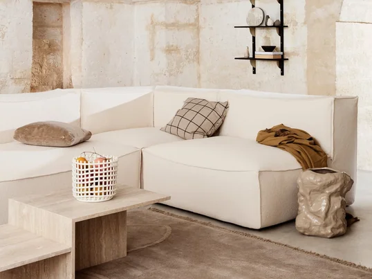 Das Catena Sofa von ferm Living in Baumwollweiss