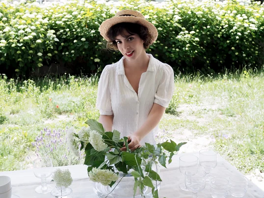 Die bezaubernden Trink- und Weingläser von Marimekko versprühen pure Freude am Esstisch und fügen sich gleichzeitig perfekt in jedes Gartenambiente ein.