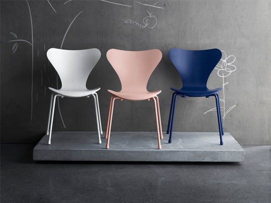 Der rote Kinderstuhl, designt von Arne Jacobsen, ist leicht, stapelbar und neben weiteren Lackfarben in der Ausführung in Buche erhältlich. Die Sitzhöhe des vierbeinigen Stuhls ist auf Kindergrösse abgestimmt.