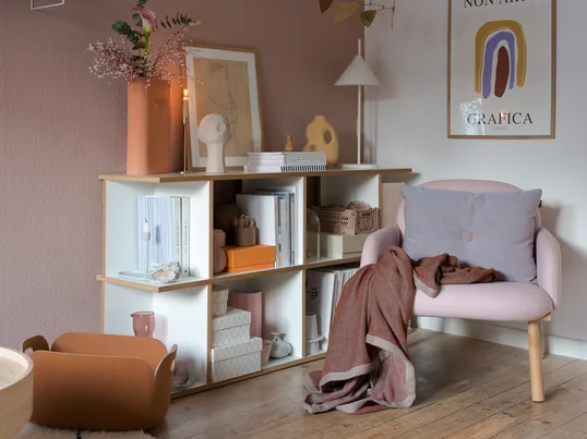 Das charmante Kissen mit Knopf von Hay ziert Sessel im Wohnzimmer und lädt dank seiner weichen sowie anschmiegsamen Oberfläche zum gemütlichen Verweilen ein.