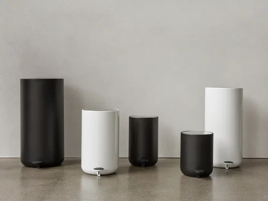 Der Bath Treteimer von Menu in der Ambienteansicht: Der elegante Eimer mit der gebürsteten Edelstahloberfläche kommt in den Ecken des Badezimmers hervorragend zur Geltung.