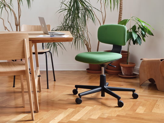 Der Rookie Bürostuhl von Vitra in der Ambienteansicht: Der grüne Bürostuhl lässt sich in der Höhe verstellen und passt sich somit jeder Tischhöhe optimal an.