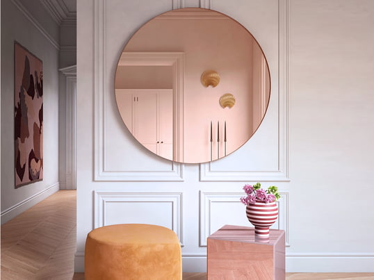Der Circum Wandspiegel von AYTM in der Ambienteansicht: Der elegante Spiegel harmoniert perfekt mit der Varia Sculptural Vase und vergrössert den Flur optisch.