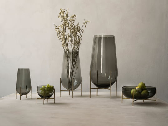 Die Echasse Vasen Serie in der Ambienteansicht: Verschiedene Grössen der Vasen und Schalen für unterschiedeliche Einsatzmöglichkekiten auf Tisch oder Boden.