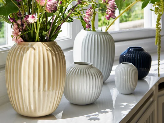 Die Vasen der Hammershøi-Kollektion von Kähler Design sind in verschiedenen Farbvarianten und Grössen erhältlich. Durch das einheitliche Design lassen sich die Vasen einfach miteinander kombinieren und wie hier in der Fensterbank stilvoll arrangieren.