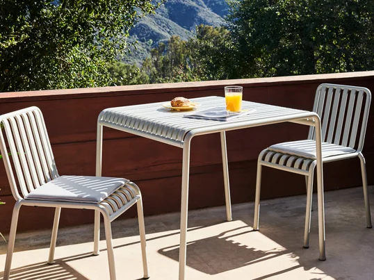 Der Palissade Tisch von Hay in der Ambienteansicht Mit dem Palissade Tisch und den dazugehörigen Palissade Stühlen lässt sich der Balkon wunderbar gestalten.