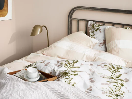 Mit den Massen 240 x 260 cm eignet sich die Land Tagesdecke hervorragend als Überwurf auf dem Bett und sorgt dort für eine gemütliche Atmosphäre im Raum.