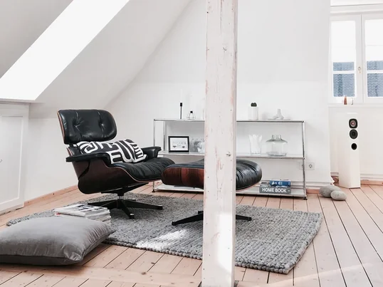 Karlas View Homestory - Vitra Lounge Chair