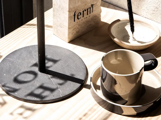 Der Inlay Steinzeug Becher mit Teller von ferm Living in der Ambienteansicht: Der Becher besticht durch sein grosses marmorähnliches Muster, das jedes Stück zum Unikat macht. 